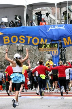 The finish line… a well-deserved and happy celebration. © www.PhotoRun.net