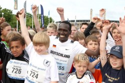 Young runners celebrate with Paul. © www.photorun.net