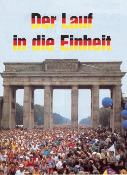 An emotional run through the Brandenburg Gate at the 1990 Berlin Marathon. © Sport-Special