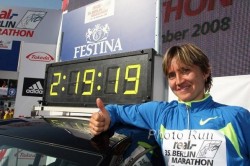 Irina Mikitenko smashes the 2:20 barrier. Irina Mikitenko smashes the 2:20 barrier. © www.PhotoRun.net