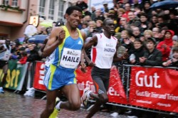 Haile Gebrselassie squares off in Trier with his fiercest competitor, Shadrack Lagat. © Bitburger Silvesterlauf