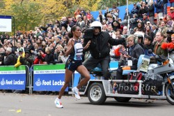 Derartu Tulu wins in the women's division—the first Ethiopian woman in the race's 40-year history. © www.photorun.net