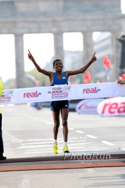 Haile Gebrselassie triumphs at the Berlin Marathon for the fourth time—a new record. © www.PhotoRun.net