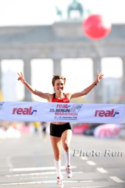 Irina Mikitenko at the finish line of the real,- Berlin Marathon 2008. © www.photorun.net