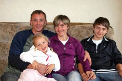 Irina Mikitenko's family is the wind in her sails. Here she is seen with her husband, Alexander, and her two children, Vanessa and Alexander. © www.photorun.net