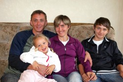 Irina Mikitenko's family is the wind in her sails. Here she is seen with her husband, Alexander, and her two children, Vanessa and Alexander. © www.photorun.net
