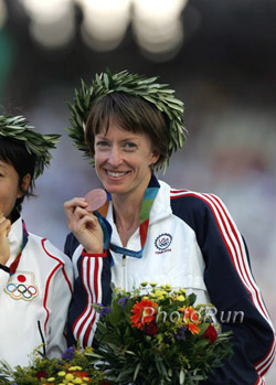One of the most magical moments in her career, Deena Kastor crowned in laurels, holds her bronze medal in Athens. © www.PhotoRun.net