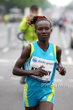 Mary Keitany, shown here breaking the world 25K record in Berlin, wins the “Bupa London 10,000.” © www.photorun.net