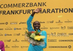 Caroline Kilel succeeds with a surprise upset over Dire Tune. © www.photorun.net