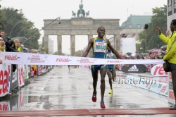 Patrick Makau holds off Geoffrey Mutai to win in Berlin. © www.PhotoRun.net