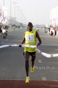 Patrick Makau Musyoki wins with the second-fastest half-marathon ever. © www.photorun.net