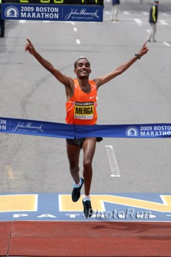 Deriba Merga convinces with a strong finish at the 2009 Boston Marathon. © www.PhotoRun.net