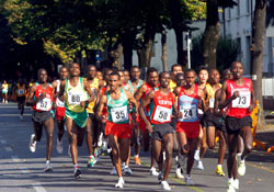 Dieudonne Disi (far right) triumphed in hot, humid Lagos. © www.photorun.net