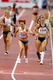 Inga Abitova (#1580) wins the 10,000m final after lapping Irina Mikitenko (#1308) in the last few meters. © Photo Run / Jiro Mochizuki