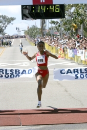 Meseret Defar wins in a new world record time in Carlsbad. © Victah Sailer