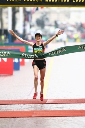 Deena Kastor wins the Flora London Marathon. © Jiro Mochizuki / Photo Run
