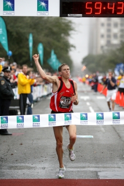 Ryan Hall breaks the one-hour barrier in the Houston Half Marathon. © www.photorun.net