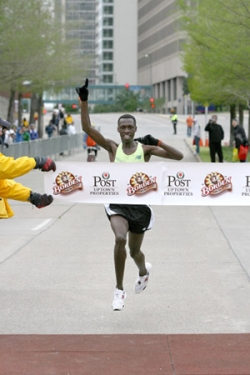 Simon Ndirangu wins in Dallas. © www.photorun.net