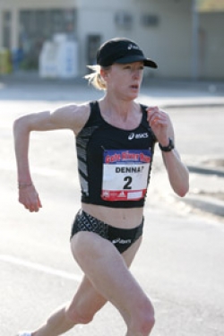 Deena Kastor en route to a national 15K title last month. © www.photorun.net