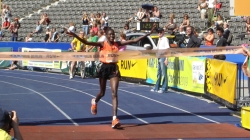 Flomena Chepchirchir wins in Berlin. © Marisa Reich