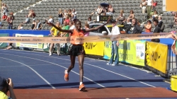 Flomena Chepchirchir wins in Berlin. © Marisa Reich