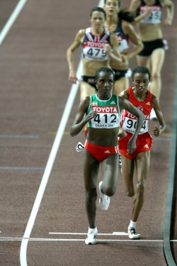 Tirunesh Dibaba checks the stadium screen as she takes the lead entering the last lap of the 10,000m. © www.photorun.net