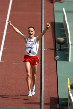 Viktor Röthlin celebrates his bronze medal in Osaka. © www.photorun.net