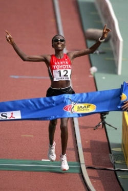 Catherine Ndereba wins her second world title. © www.PhotoRun.net