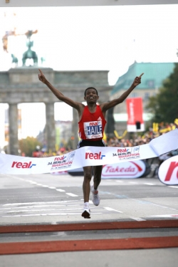 Haile Gebrselassie exalts at breaking the marathon world record. © www.photorun.net