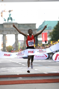 Haile Gebrselassie exalts at breaking the marathon world record. © www.photorun.net