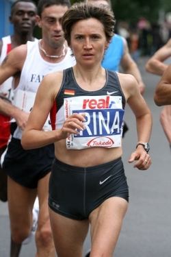 Irina Mikitenko en route to the fastest debut in German women's marathoning history. © www.photorun.net