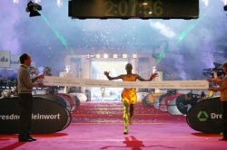 Wilson Kigen was the first to the Frankfurt Marathon's indoor finish. © www.photorun.net