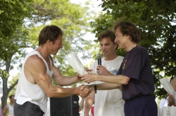 Rodgers with fellow runners at the New England Mile, Portland, Maine, June 2006. © Stacey Cramp