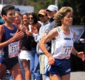 1994 Boston Marathon: together with Elana Meyer I try to stay relaxed while running through the Newton Hills. © Adidas