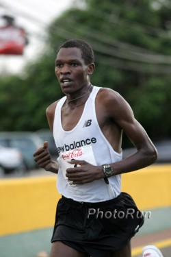 Note Gilbert Okari’s placid face en route to victory in the 2005 Abraham Rosa 10K in Puerto Rico. © Victah Sailer