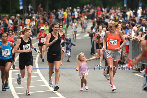 Paula Radcliffe (right) jogs the last few meters with her three-year-old daughter and Kara Goucher (without bib number) who is also pregnant. © www.PhotoRun.net