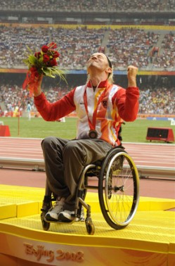 Thomas celebrating his Gold Medal in the Marathon. © Franz Baldauf