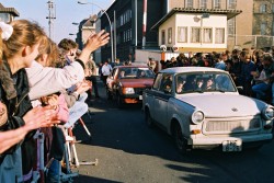 Checkpoint Invalidenstraβe after opening the border. November 10, 1989. © Bundesarchiv/Klaus Lehnartz