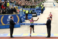 Teyba Erkesso took first place in the the women’s race. © www.PhotoRun.net