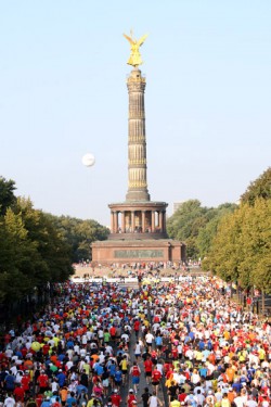 Runners pass the Victory Column shortly after the start of the Berlin Marathon. © www.PhotoRun.net