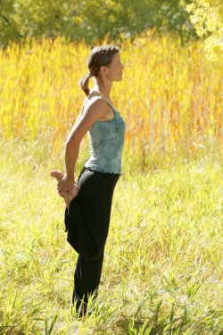 Uta demonstrates the hip flexor stretch. © Tim DeFrisco