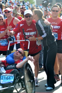 Uta together with the legendary father-and-son, runner-and-wheelchair duo, Dick and Rick Hoyt. © Mariko Takahashi 