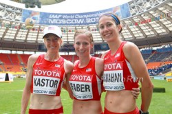The U.S. marathon team before the start: Deena Kastor, Jeanette Faber, and Dot McMahan. © www.PhotoRun.net