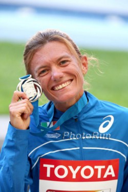 Valeria Straneo celebrates her silver medal. © www.PhotoRun.net