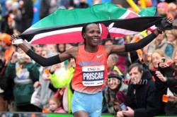 Priscah Jeptoo feiert in New York. © www.PhotoRun.net
