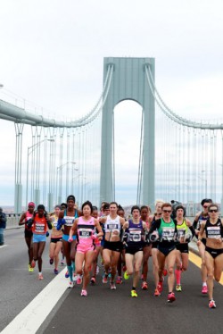 Das Frauen-Elitefeld auf der Verrazano-Narrows Brücke. © www.PhotoRun.net