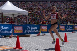 Shalane Flanagan feiert ihr tolles Ergebnis. © Morgan McKenna