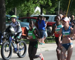 Agnes Cheserek, Risper Gesabwa, and Kellyn Johnson take the lead in the women’s race. © Take The Magic Step