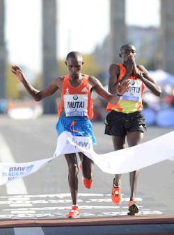 Geoffrey Mutai wins the slenderest of victories over Dennis Kimetto. © BMW Berlin Marathon/Jiro Mochizuki