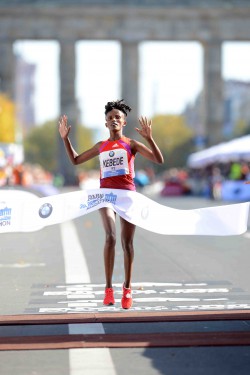 Aberu Kebede convinces with a strong performance in Berlin. © BMW Berlin Marathon/Jiro Mochizuki